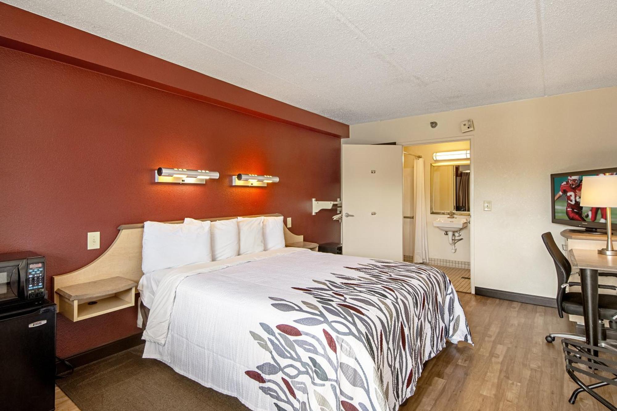 Deluxe King Room Disability Access Roll-ln Shower Smoke Free