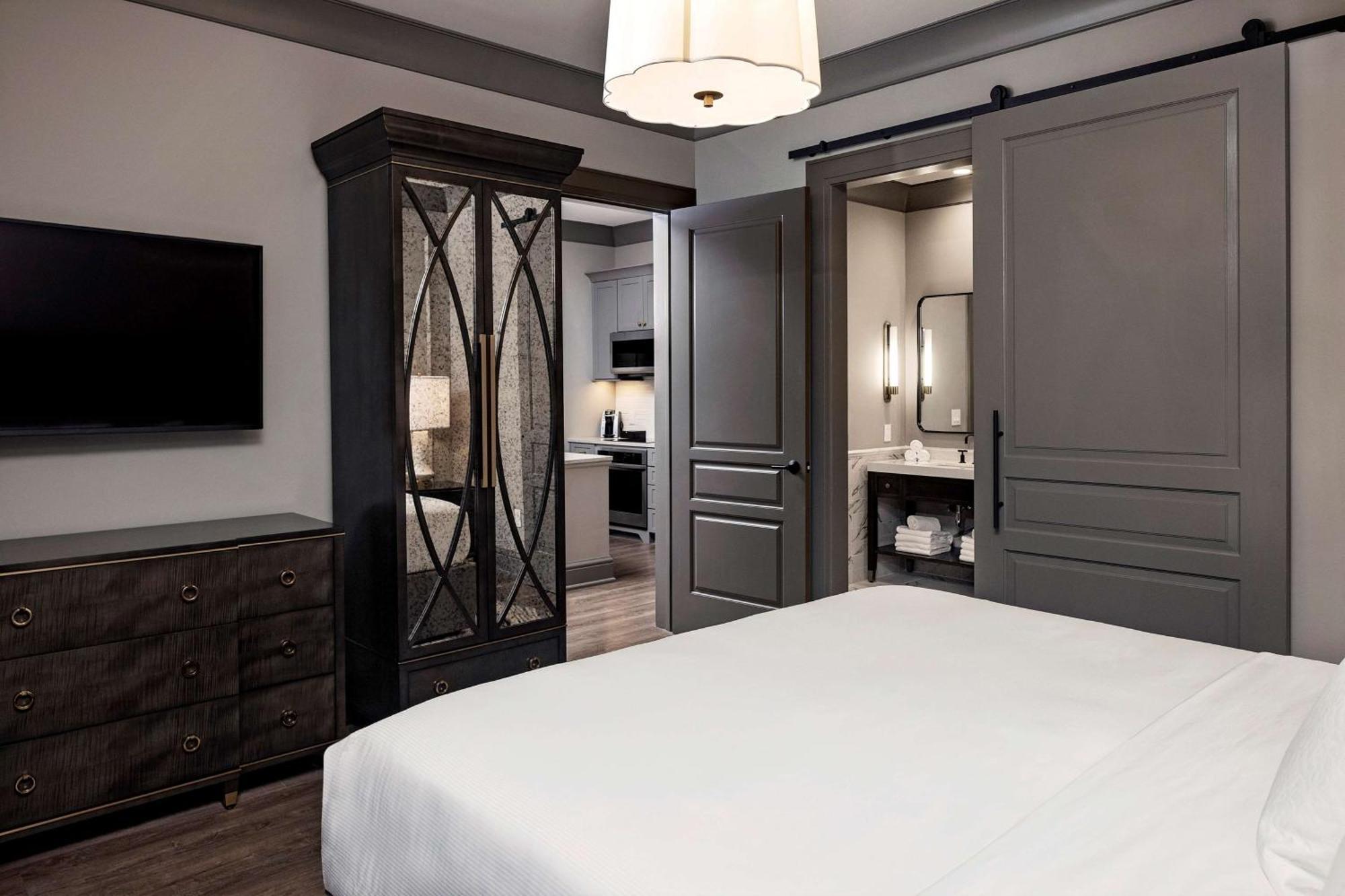 One-Bedroom Deluxe King Suite with Balcony