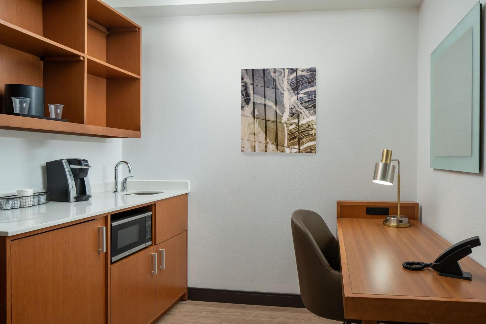 Queen Studio with Sofa Bed and Adapted Tub - Mobility Accessible