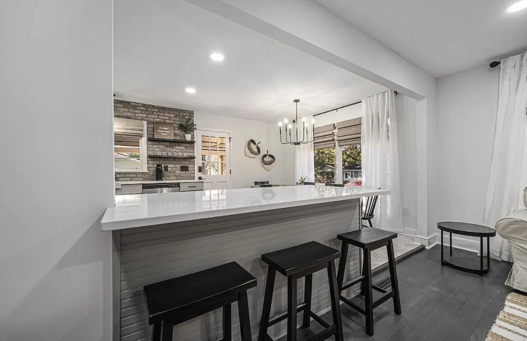 Trendy Park Circle Home With Hot Tub-1