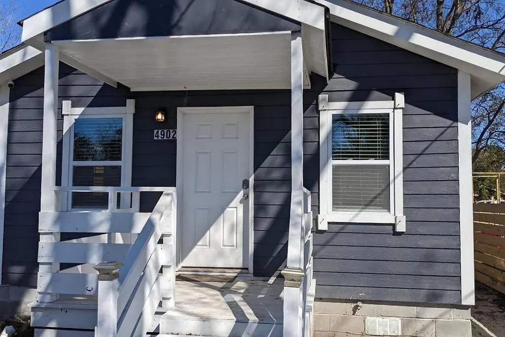 3 Bedroom Hardwood Palace Of Charleston-1