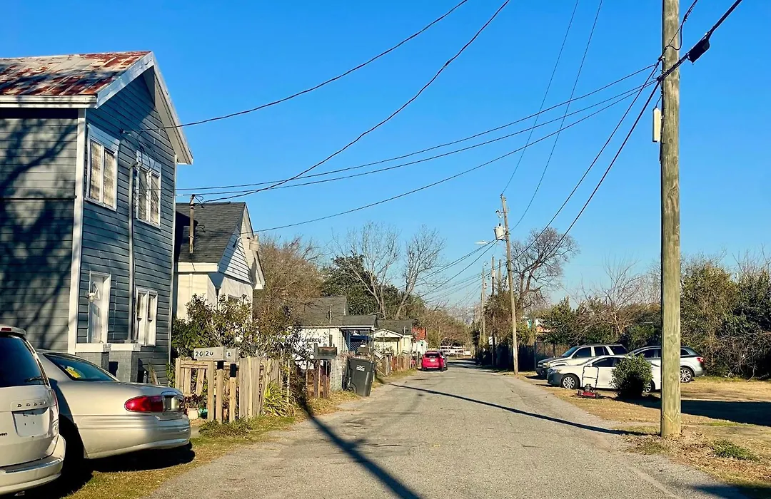 Pet- & Kid-Equipped 2 Bedroom Cottage Near Downtown-1