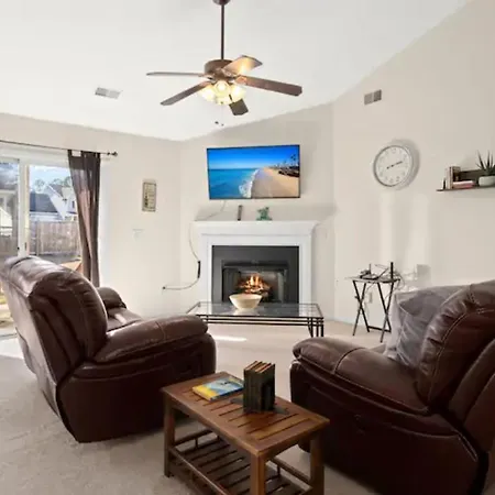 Spacious Home, Pet Friendly, Fenced Yard, 30 Minutes To All-2