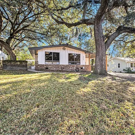 Trendy Park Circle Home With Hot Tub-2