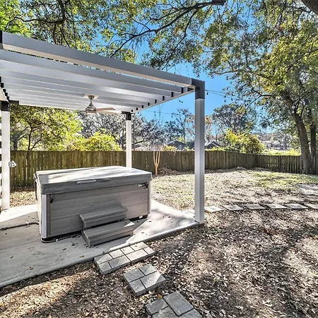 Trendy Park Circle Home With Hot Tub-3