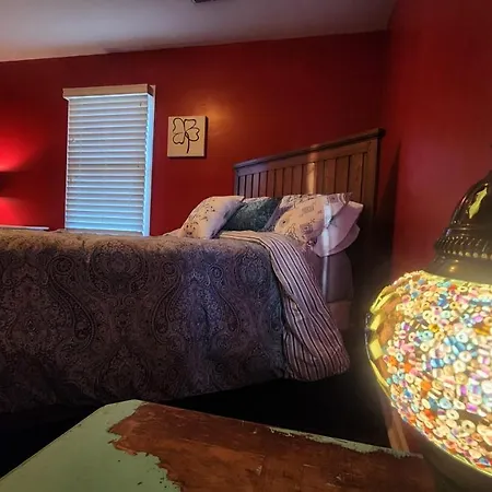 Relaxing Room For Work Or School Or Getaway Just Because! Central To Everything!-3