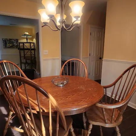 Relaxing Room For Work Or School Or Getaway Just Because! Central To Everything!-2