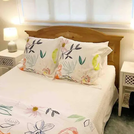 Liz Lane Cottage- Entire Guesthouse-3