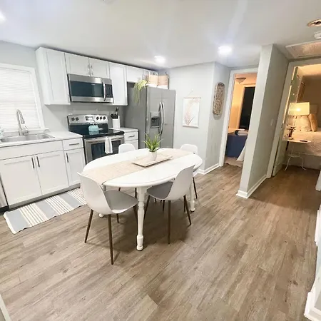 Pet- & Kid-Equipped 2 Bedroom Cottage Near Downtown-2