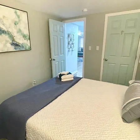 Pet- & Kid-Equipped 2 Bedroom Cottage Near Downtown-3