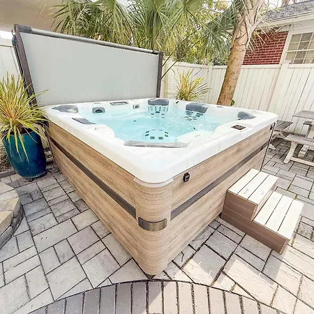Stunning Secret Courtyard - 1 Block To King-3