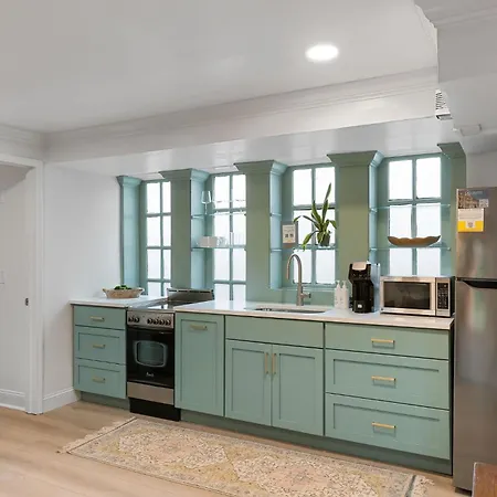 Unique & Charming 1 Bedroom One Block To King St-3